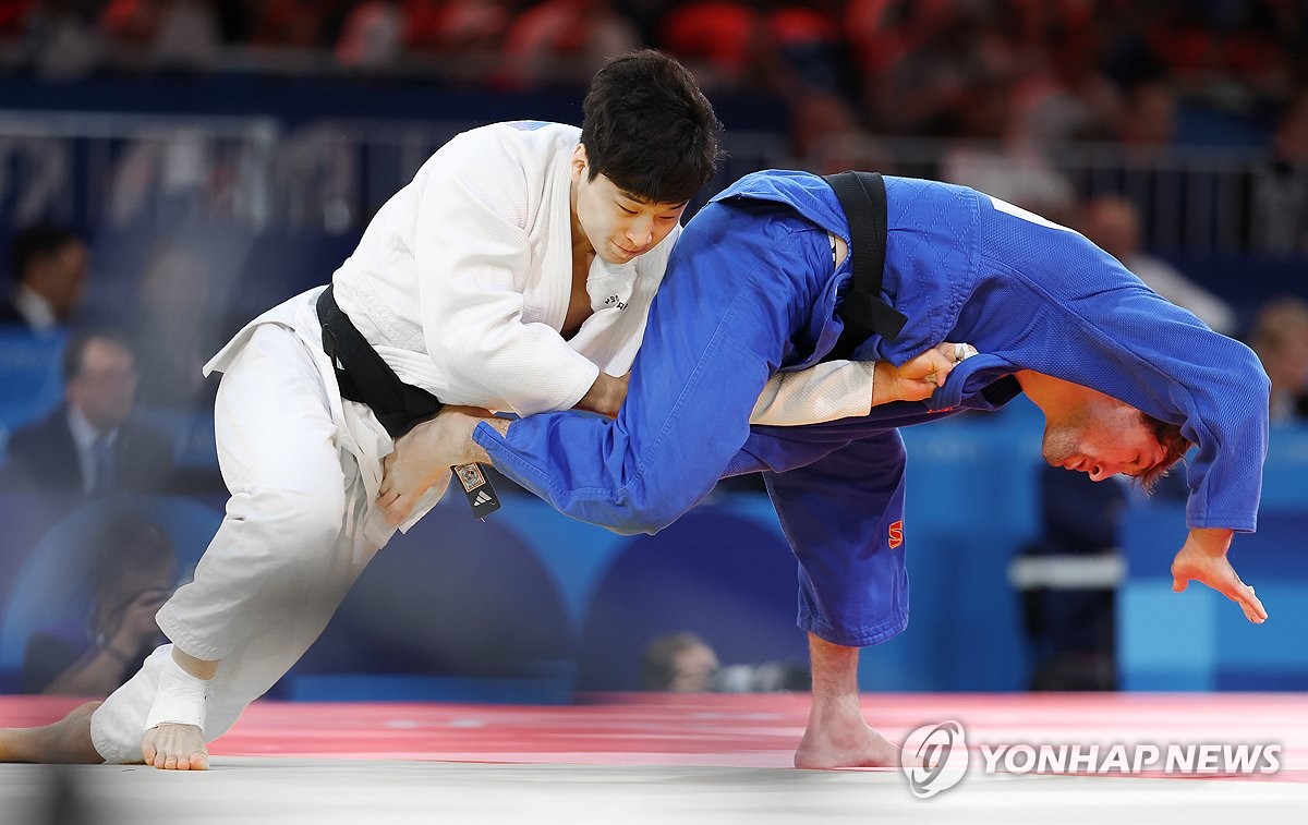 한국 유도 대표팀이 2024 파리 올림픽 혼성 단체전서 부상 투혼을 펼친 끝에 값진 동메달을 획득했다. 대표팀은 3일(한국시간) 프랑스 파리 샹드마르스 경기장에서 열린 동메달 결정전서 독일을 4-3으로 꺾었다. 투혼이 가져온 값진 동메달이었다. 프랑스와 8강전에서 패한 대표팀은 패자부활전에서 우즈베키스탄을 꺾고 올라와 독일을 잡아내며 동메달을 목에 걸었다. 연합뉴스