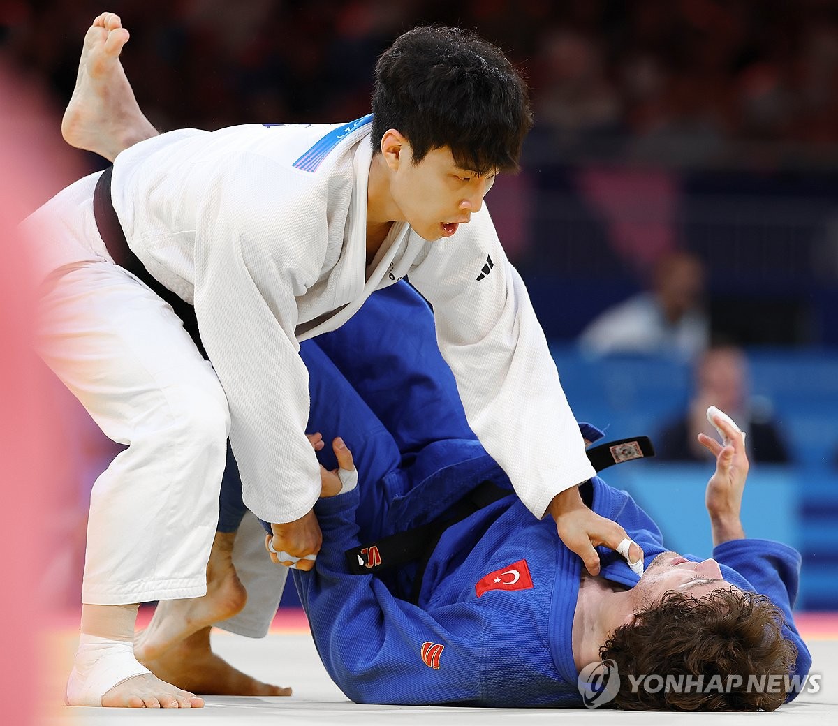 한국 유도 대표팀이 2024 파리 올림픽 혼성 단체전서 부상 투혼을 펼친 끝에 값진 동메달을 획득했다. 대표팀은 3일(한국시간) 프랑스 파리 샹드마르스 경기장에서 열린 동메달 결정전서 독일을 4-3으로 꺾었다. 투혼이 가져온 값진 동메달이었다. 프랑스와 8강전에서 패한 대표팀은 패자부활전에서 우즈베키스탄을 꺾고 올라와 독일을 잡아내며 동메달을 목에 걸었다. 연합뉴스