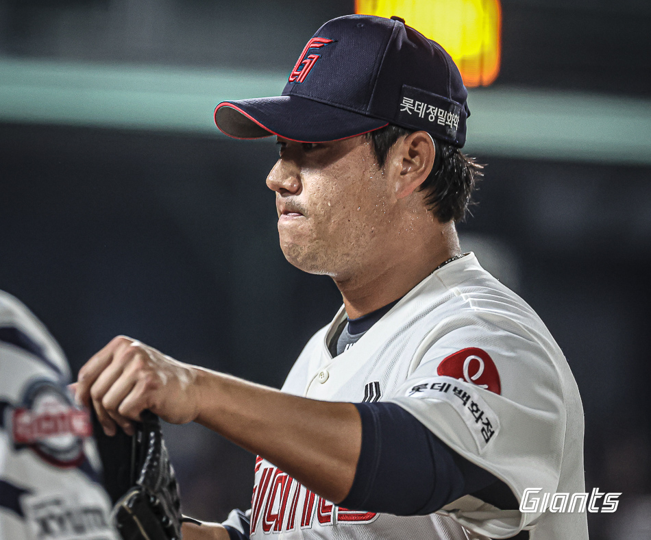 롯데 투수 김상수는 3일 울산 문수야구장에서 열린 '2024 신한 SOL Bank KBO 리그' LG와 주말 3연전 두 번째 경기에서 8회초 1사 후 구원 등판했다. 이날 1⅓이닝 무실점으로 활약해 8-3 승리를 지키며 세이브를 챙겼다. 롯데 자이언츠