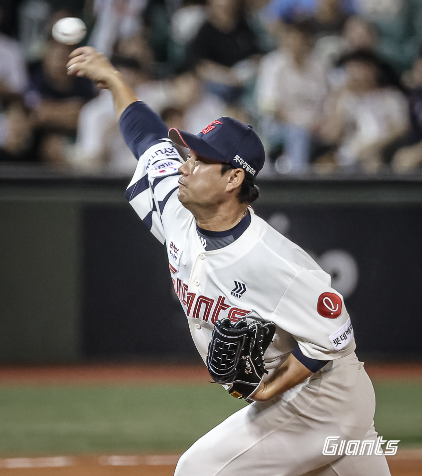 롯데 투수 김상수는 3일 울산 문수야구장에서 열린 '2024 신한 SOL Bank KBO 리그' LG와 주말 3연전 두 번째 경기에서 8회초 1사 후 구원 등판했다. 이날 1⅓이닝 무실점으로 활약해 8-3 승리를 지키며 세이브를 챙겼다. 롯데 자이언츠