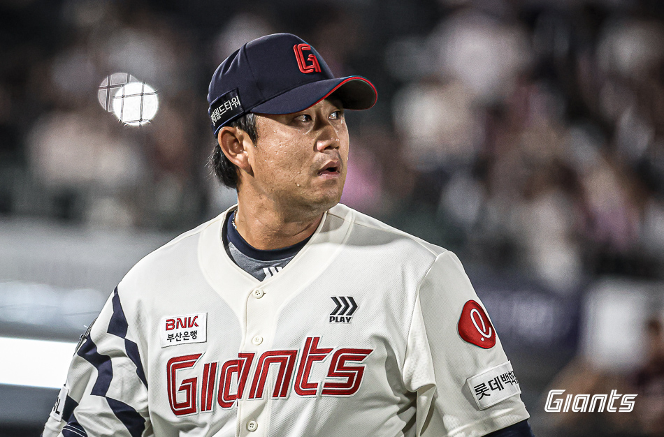 롯데 투수 김상수는 3일 울산 문수야구장에서 열린 '2024 신한 SOL Bank KBO 리그' LG와 주말 3연전 두 번째 경기에서 8회초 1사 후 구원 등판했다. 이날 1⅓이닝 무실점으로 활약해 8-3 승리를 지키며 세이브를 챙겼다. 롯데 자이언츠