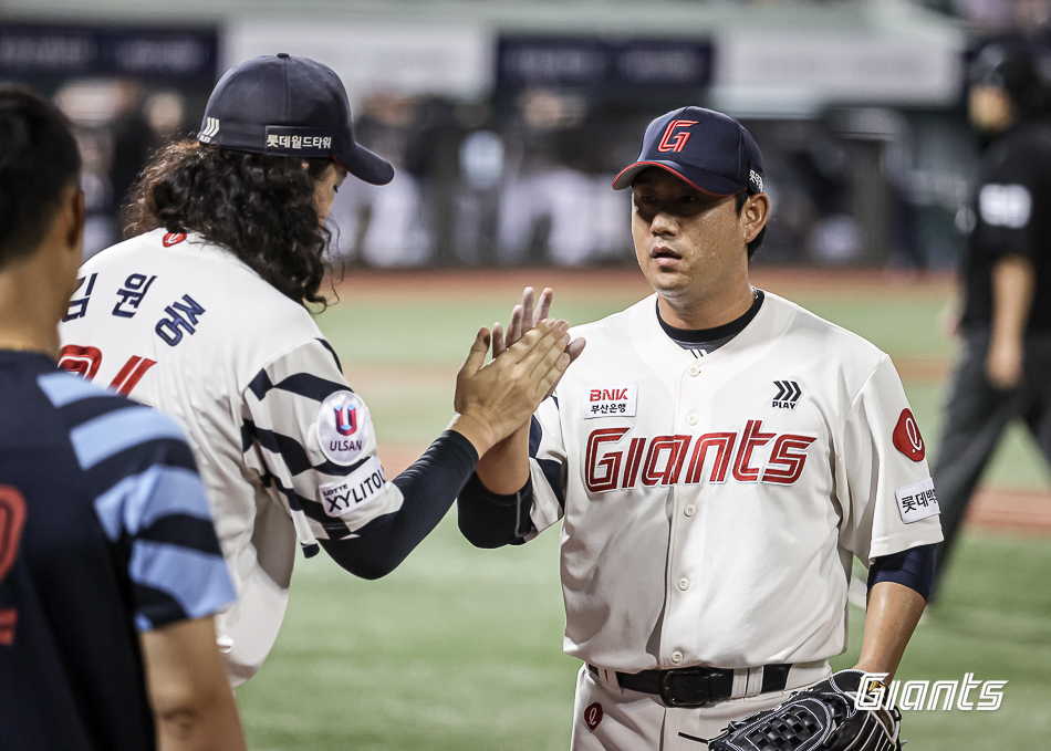 롯데 투수 김상수(오른쪽)는 3일 울산 문수야구장에서 열린 '2024 신한 SOL Bank KBO 리그' LG와 주말 3연전 두 번째 경기에서 8회초 1사 후 구원 등판했다. 이날 1⅓이닝 무실점으로 활약해 8-3 승리를 지키며 세이브를 챙겼다. 롯데 자이언츠