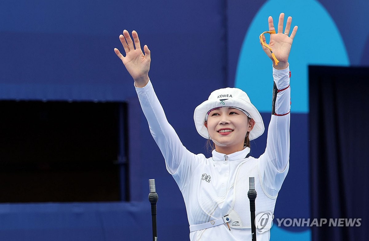 한국 양궁이 2024 파리 올림픽서 맹활약할 수 있었던 건 '맏언니' 전훈영(인천시청)의 리더십이 있었다. 정의선 대한양궁협회 회장도 시상식서 전훈영을 챙기며 공로를 치하했다. 이번이 첫 올림픽인 전훈영은 욕심을 앞세우지 않고 경기 내내 팀의 맏언니로서 열 살 안팎 터울의 동생들을 챙기는 데 몸을 아끼지 않았다. 파리에 도착해 선수단 숙소를 정할 때는 2인 1실로 배정되는 숙소 구성을 보고 자진해서 타 종목 선수와 함께 방을 쓰겠다고 나선 것으로 알려졌다. 연합뉴스