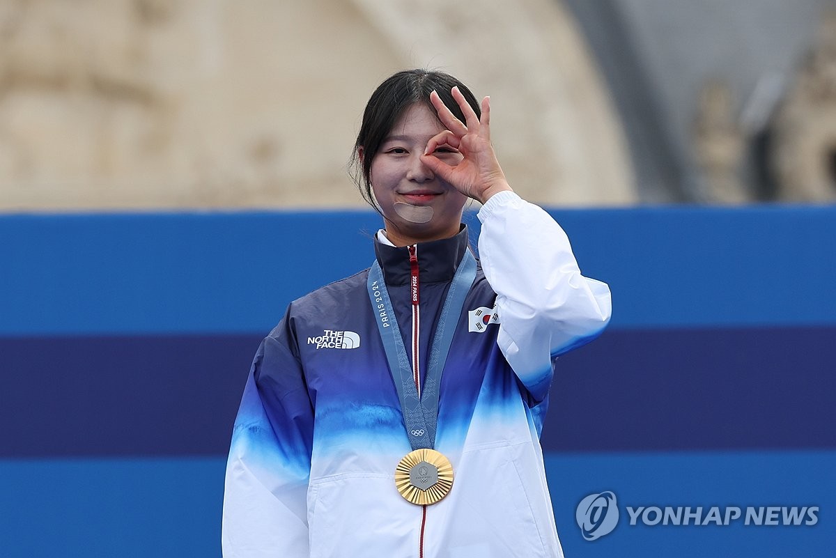 한국 양궁이 2024 파리 올림픽서 맹활약할 수 있었던 건 '맏언니' 전훈영(인천시청)의 리더십이 있었다. 정의선 대한양궁협회 회장도 시상식서 전훈영을 챙기며 공로를 치하했다. 이번이 첫 올림픽인 전훈영은 욕심을 앞세우지 않고 경기 내내 팀의 맏언니로서 열 살 안팎 터울의 동생들을 챙기는 데 몸을 아끼지 않았다. 파리에 도착해 선수단 숙소를 정할 때는 2인 1실로 배정되는 숙소 구성을 보고 자진해서 타 종목 선수와 함께 방을 쓰겠다고 나선 것으로 알려졌다. 연합뉴스