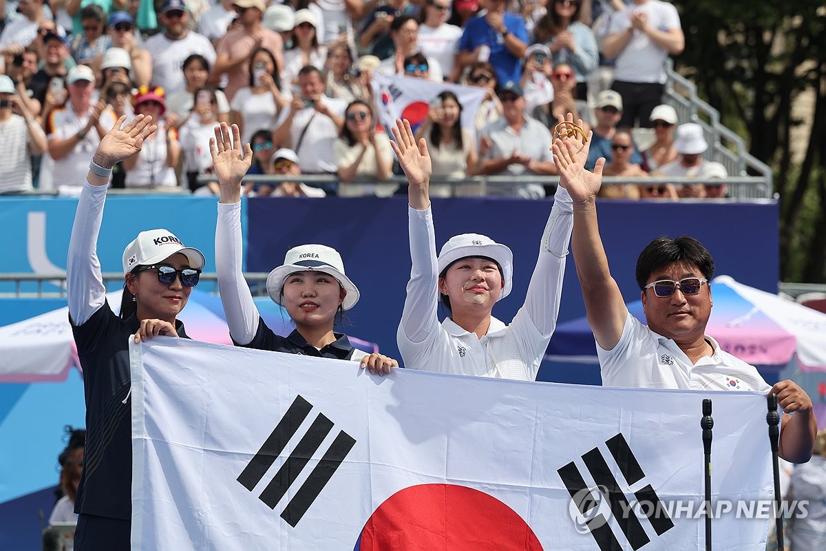 한국 양궁이 2024 파리 올림픽서 맹활약할 수 있었던 건 '맏언니' 전훈영(인천시청)의 리더십이 있었다. 정의선 대한양궁협회 회장도 시상식서 전훈영을 챙기며 공로를 치하했다. 이번이 첫 올림픽인 전훈영은 욕심을 앞세우지 않고 경기 내내 팀의 맏언니로서 열 살 안팎 터울의 동생들을 챙기는 데 몸을 아끼지 않았다. 파리에 도착해 선수단 숙소를 정할 때는 2인 1실로 배정되는 숙소 구성을 보고 자진해서 타 종목 선수와 함께 방을 쓰겠다고 나선 것으로 알려졌다. 연합뉴스