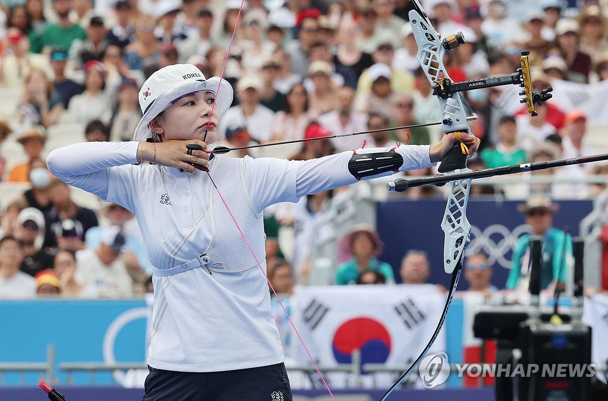 한국 양궁이 2024 파리 올림픽서 맹활약할 수 있었던 건 '맏언니' 전훈영(인천시청)의 리더십이 있었다. 정의선 대한양궁협회 회장도 시상식서 전훈영을 챙기며 공로를 치하했다. 이번이 첫 올림픽인 전훈영은 욕심을 앞세우지 않고 경기 내내 팀의 맏언니로서 열 살 안팎 터울의 동생들을 챙기는 데 몸을 아끼지 않았다. 파리에 도착해 선수단 숙소를 정할 때는 2인 1실로 배정되는 숙소 구성을 보고 자진해서 타 종목 선수와 함께 방을 쓰겠다고 나선 것으로 알려졌다. 연합뉴스