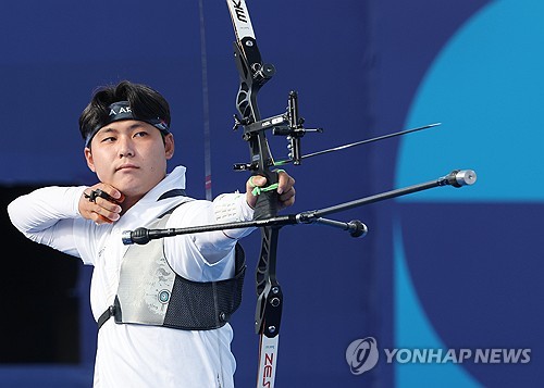 이우석(코오롱)과 김우진(청주시청) 그리고 김제덕(예천군청)은 4일(한국시간) 프랑스 파리 레쟁발리드에서 열린 2024 파리 하계올림픽 양궁 남자 개인전 16강을 통과하며 8강으로 진출했다. 이번 파리 올림픽에서 한국 양국 대표팀은 남자 단체전과 여자 단체전 그리고 혼성 단체전 종목에서 모두 금메달을 가져왔다. 여자 개인전도 한국이 우승한 가운데 마지막 남은 남자 개인전까지 우승하면 올림픽 최초로 양궁 금메달 5개를 모두 한국이 가져가게 된다. 연합뉴스