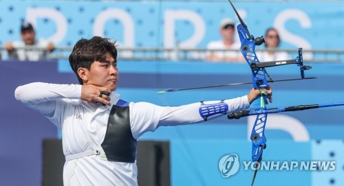 이우석(코오롱)과 김우진(청주시청) 그리고 김제덕(예천군청)은 4일(한국시간) 프랑스 파리 레쟁발리드에서 열린 2024 파리 하계올림픽 양궁 남자 개인전 16강을 통과하며 8강으로 진출했다. 이번 파리 올림픽에서 한국 양국 대표팀은 남자 단체전과 여자 단체전 그리고 혼성 단체전 종목에서 모두 금메달을 가져왔다. 여자 개인전도 한국이 우승한 가운데 마지막 남은 남자 개인전까지 우승하면 올림픽 최초로 양궁 금메달 5개를 모두 한국이 가져가게 된다. 연합뉴스