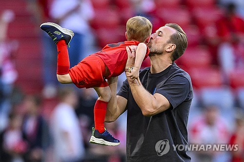 뮌헨이 4일 공식 홈페이지를 통해 서울에서 마무리되고 있는 '제9회 아우디 서머 투어'에 독일 매체와의 마지막 미디어 데이를 가지면서 케인이 오는 11일 토트넘과의 두 번째 맞대결에 동행한다고 밝혔다. 한국 투어에서 손케듀오의 맞대결이 불발됐지만, 런던에서는 두 사람의 맞대결이 펼쳐질 예정이다. 연합뉴스