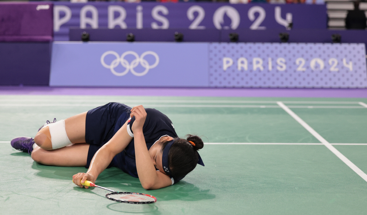 안세영이 2024 파리 하계올림픽 배드민턴 여자 단식 결승전에 진출했다. 세계랭킹 1위 안세영은 4일 프랑스 파리 포르트드라샤펠 경기장에서 열린 파리 올림픽 배드민턴 여자 단식 준결승에서 세계랭킹 8위 그레고리아 마리스카 툰중(인도네시아)을 게임 스코어 2-1로 따돌렸다. 안세영의 결승전 상대는 중국의 세계 9위 허빙자오로 결정됐다. 연합뉴스