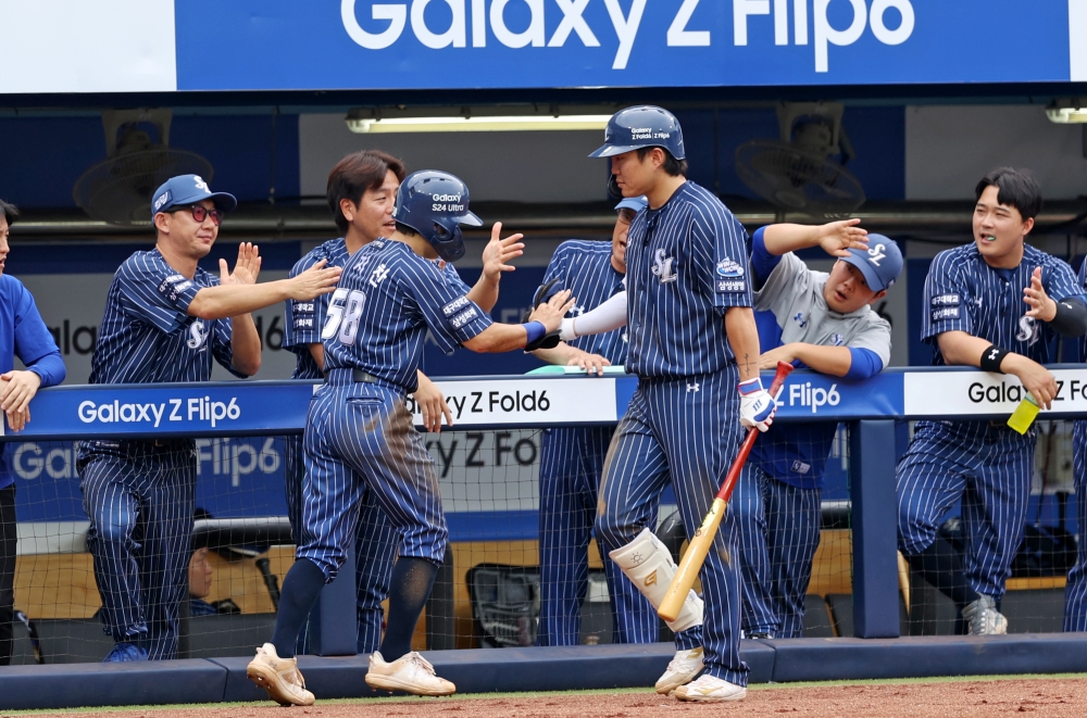 4일 오후 대구삼성라이온즈파크에서 열린 '2024 신한 SOL Bank KBO리그' SSG 랜더스와 삼성 라이온즈의 경기, 1회말 1사 1, 2루 김영웅의 1타점 적시타 때 2루주자 김지찬이 득점을 기록한 뒤 동료들과 기쁨을 나누고 있다. 삼성 라이온즈 제공