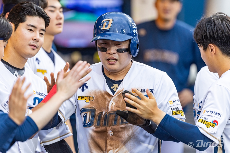 NC 외야수 권희동(가운데)은 4일 창원 NC파크에서 열린 '2024 신한 SOL Bank KBO 리그' KT와 주말 3연전 마지막 날 4번타자 좌익수로 선발 출전했다. 3회말 솔로포로 KBO 리그 118번째 500타점을 기록했다. NC 다이노스