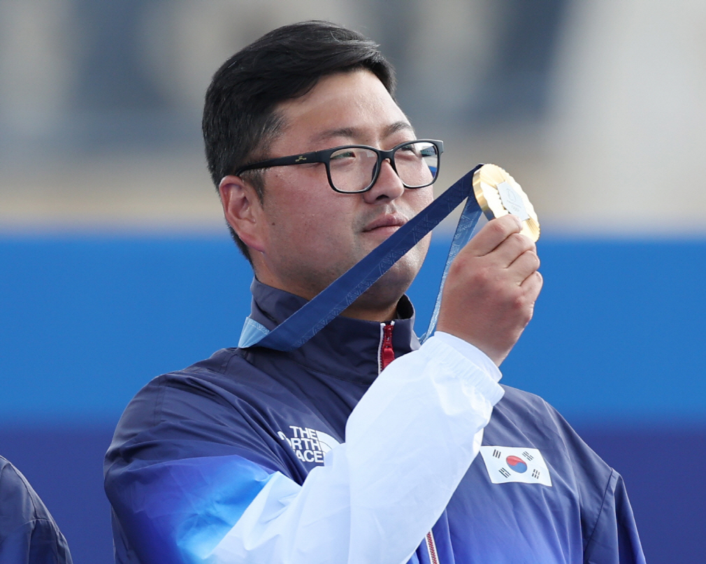 한국 남자 양궁의 간판 김우진은 4일 프랑스 파리 레쟁발리드 특설 양궁장에서 열린 2024 파리 하계올림픽 양궁 남자 개인전 결승에서 브레이디 엘리슨(미국)을 슛오프까지 가는 접전 끝에 세트스코어 6-5로 누르고 우승했다. 김우진은 이날 금메달로 이번 대회 자신이 출전한 3개 종목 금메달을 모두 거머쥐었다. 지난달 29일 남자 단체전 우승으로 이번 대회 첫 금메달을 거머쥔 김우진은 지난 2일엔 여자 대표팀 임시현과 혼성 단체전에서 금메달을 따냈다. 그리고 남자 개인전 금메달까지 쓸어담으며 3관왕까지 내달렸다. 그야말로 세계 양궁의 황제임을 알렸다. 연합뉴스