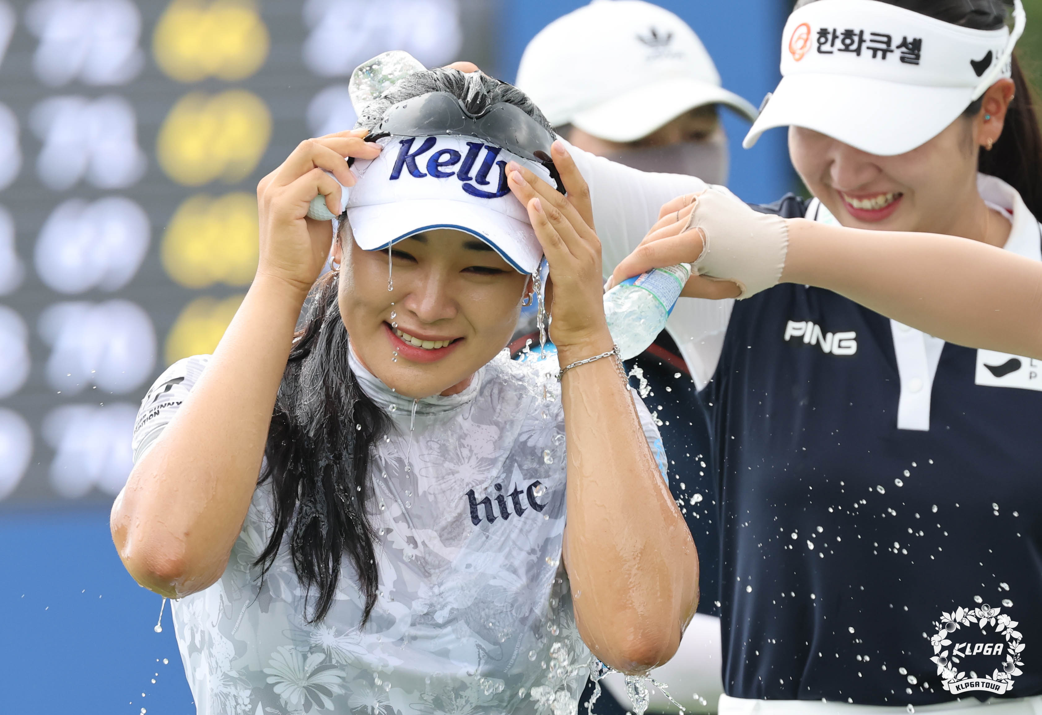 윤이나가 4일 제주 블랙스톤 골프클럽에서 열린 KLPGA 투어 제주 삼다수 마스터스 4라운드에서 최종합계 14언더파 274타로 우승을 차지한 뒤 동료들의 물 세례를 받고 있다. KLPGA 제공