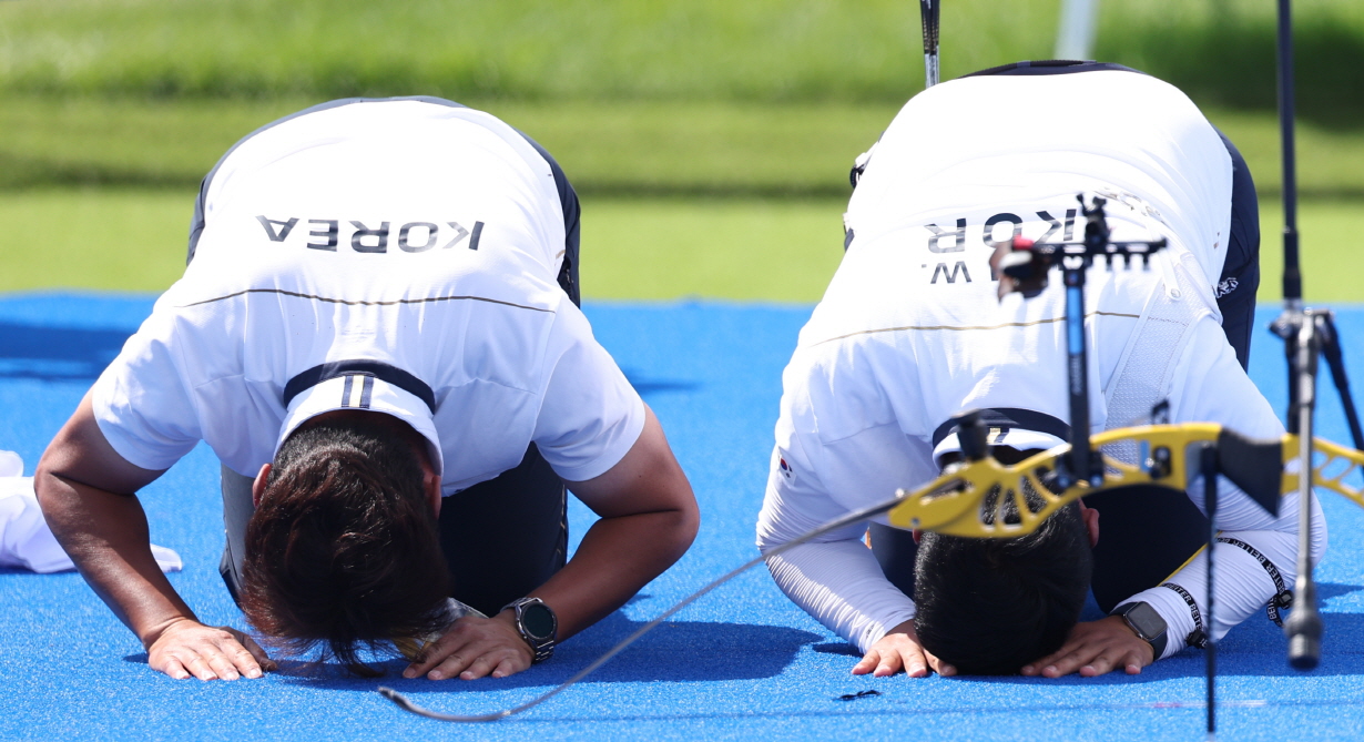 한국 남자 양궁의 간판 김우진은 4일 프랑스 파리 레쟁발리드 특설 양궁장에서 열린 2024 파리 하계올림픽 양궁 남자 개인전 결승에서 브레이디 엘리슨(미국)을 슛오프까지 가는 접전 끝에 세트스코어 6-5로 누르고 우승했다. 김우진은 이날 금메달로 이번 대회 자신이 출전한 3개 종목 금메달을 모두 거머쥐었다. 지난달 29일 남자 단체전 우승으로 이번 대회 첫 금메달을 거머쥔 김우진은 지난 2일엔 여자 대표팀 임시현과 혼성 단체전에서 금메달을 따냈다. 그리고 남자 개인전 금메달까지 쓸어담으며 3관왕까지 내달렸다. 그야말로 세계 양궁의 황제임을 알렸다. 연합뉴스