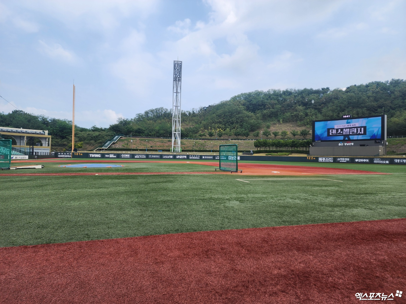 ​​롯데와 LG는 4일 울산 문수야구장에서 '2024 신한 SOL Bank KBO 리그' 주말 3연전 마지막 경기를 치르려고 했다. 다만 이 경기는 폭염으로 취소됐다. 롯데와 LG에서는 온열질환자가 7명이나 발생했다. 울산, 박정현 기자