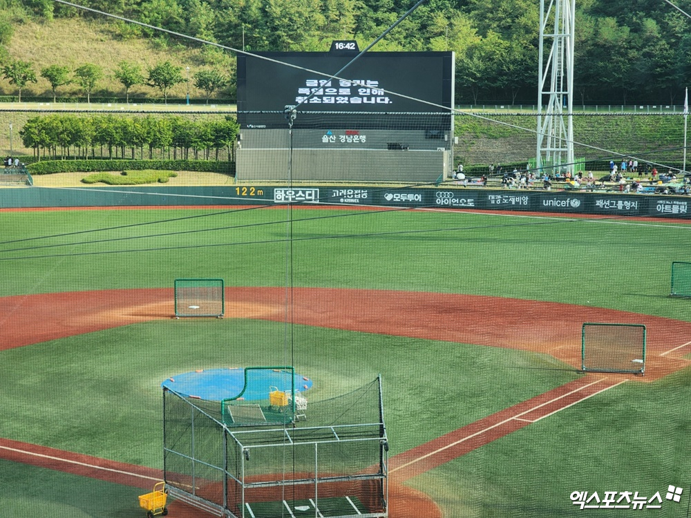 롯데와 LG는 2~4일 울산 문수야구장에서 '2024 신한 SOL Bank KBO 리그' 주말 3연전을 치르려고 했다. 그러나 무더운 날씨와 열기가 잘 빠지지 않는 인조잔디 탓에 두 경기가 폭염으로 취소됐다. 울산, 박정현 기자