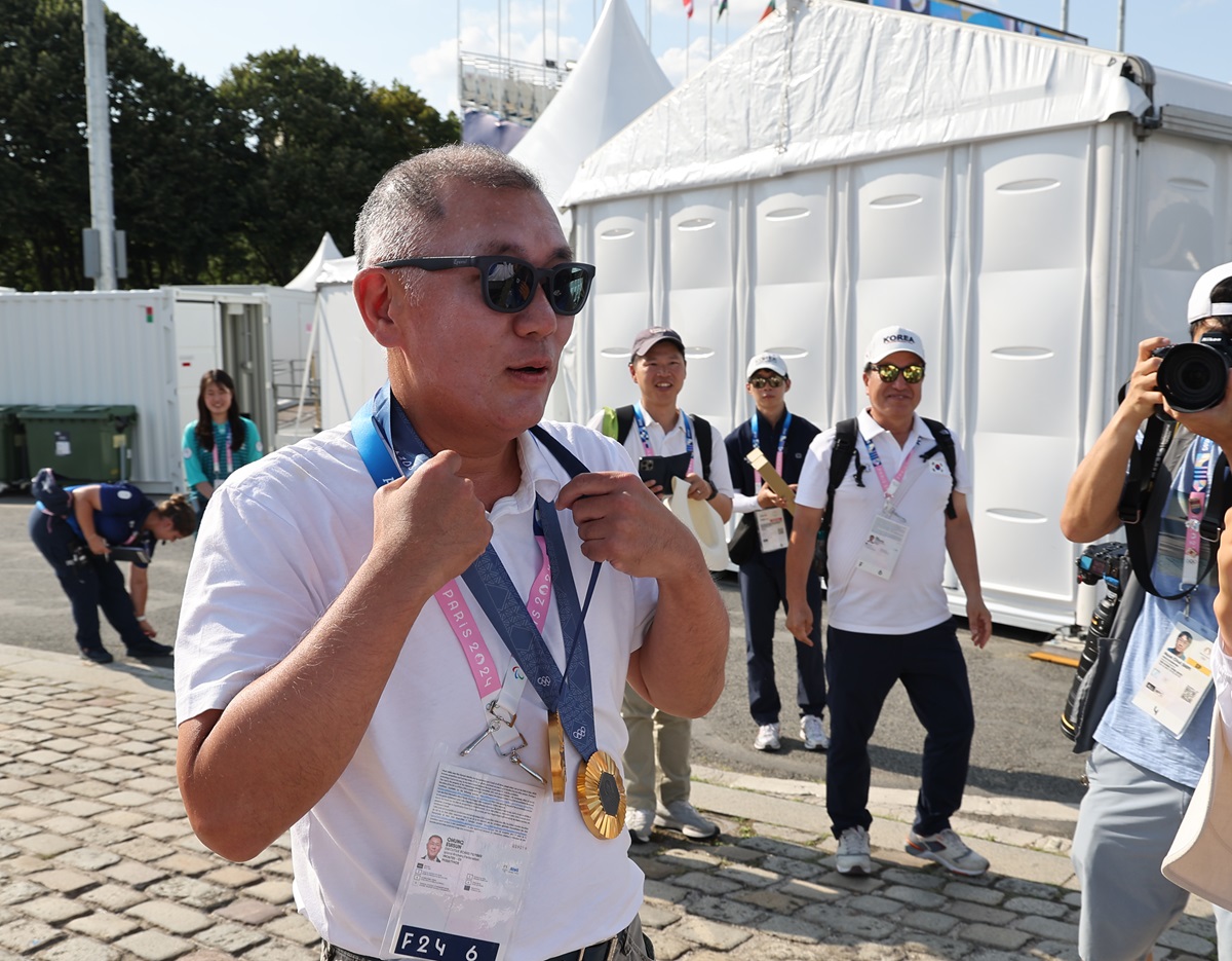 정의선 현대차그룹 회장 겸 대한양궁협회 회장이 2024 파리 올림픽 기간 직접 프랑스를 찾아 대한민국 양궁 대표팀 선수들의 전 종목 석권 쾌거를 지켜봤다. 8월 4일(현지시간) 김우진의 남자 개인전 금메달 확정 후 현장 인터뷰를 통해 선수들과 코칭스태프를 향한 고마운 마음을 전했다. 사진 연합뉴스