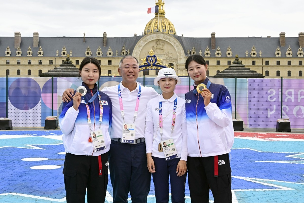 정의선(왼쪽 두 번째) 현대차그룹 회장 겸 대한양궁협회 회장이 2024 파리 올림픽 기간 직접 프랑스를 찾아 대한민국 양궁 대표팀 선수들의 전 종목 석권 쾌거를 지켜봤다. 8월 4일(현지시간) 김우진의 남자 개인전 금메달 확정 후 현장 인터뷰를 통해 선수들과 코칭스태프를 향한 고마운 마음을 전했다. 사진 연합뉴스