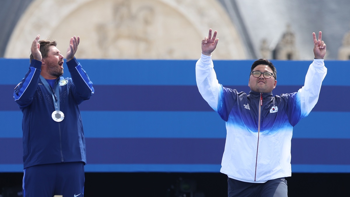 김우진(오른쪽)과 미국의 브래이디 엘리슨이 4일(한국시간) 프랑스 파리 레쟁발리드 특설 양궁장에서 열린 2024 파리 하계올림픽 양궁 남자 개인전 결승 종료 후 시상식에서 각각 금메달과 은메달을 목에 걸고 기뻐하고 있다. 김우진은 이번 대회 남자 단체전, 혼성 단체전에 이어 개인전 우승까지 차지하며 3관왕의 역사를 썼다. 사진 연합뉴스