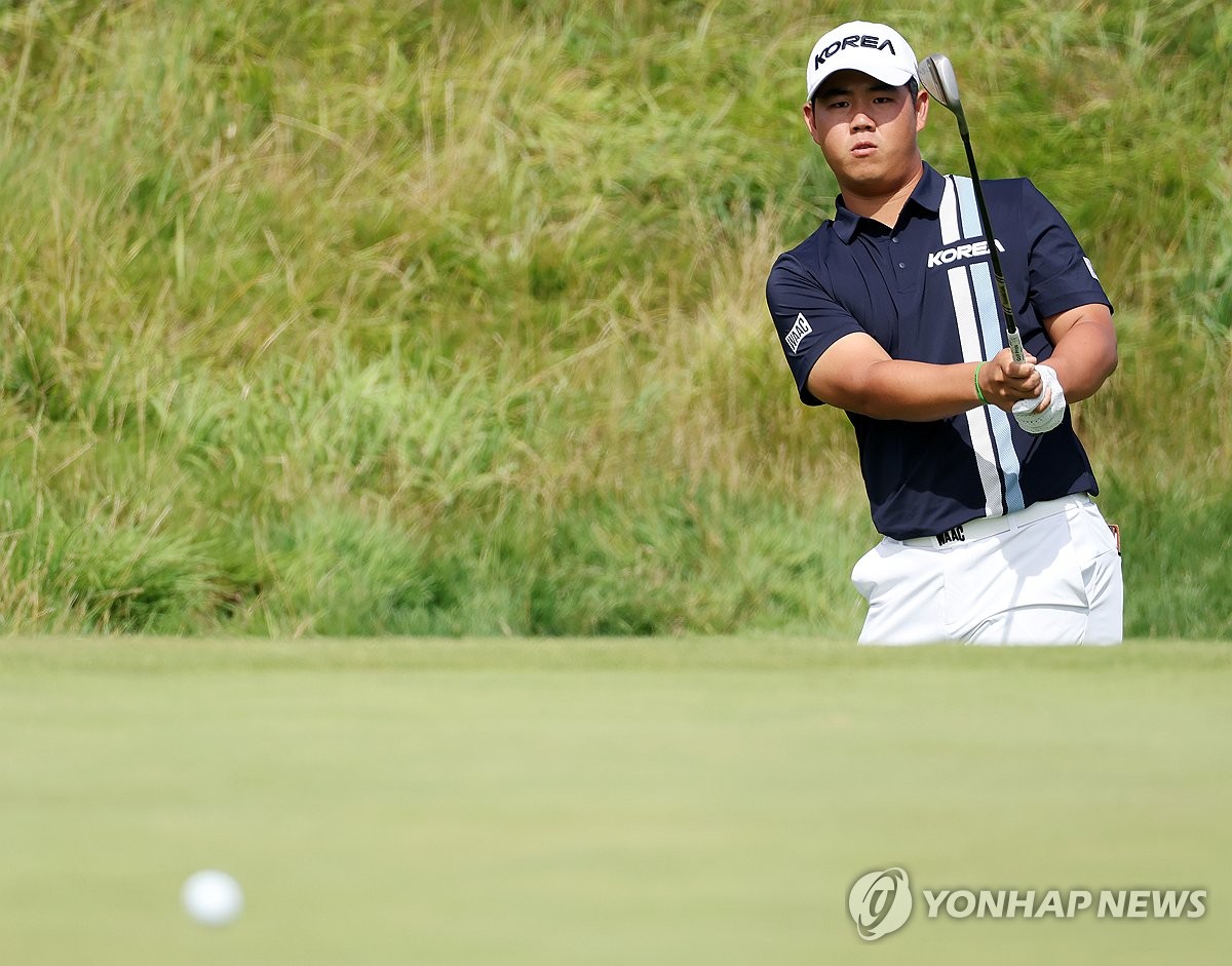 김주형은 5일 프랑스 파리 인근 기앙쿠르의 르골프 나쇼날에서 끝난 2024 파리 하계올림픽 골프 남자 개인전에서 최종 합계 13언더파 271타를 치고 단독 8위를 기록했다. 골프가 올림픽 정식 종목으로 복귀한 2016년 리우데자네이루 대회 안병훈의 공동 11위를 뛰어넘는 한국 남자 선수 올림픽 골프 최고 순위를 해냈다. 김주형은 경기 직후 '손흥민 선수가 왜 우는지를 알겠다'며 태극마크가 주는 긍지와 책임감 등을 얘기하며 눈물을 쏟아냈다. 연합뉴스