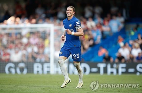 토트넘 홋스퍼가 오랜 기간 원했던 첼시 미드필더 코너 갤러거의 행선지가 스페인의 아틀레티코 마드리드가 될 것으로 보인다. 이적시장 전문기자 파브리치오 로마노는 5일 SNS를 통해 '코너 갤러거는 구두로 조건에 동의했고 아틀레티코 마드리드에 합류하겠다고 했다'고 밝혔다. 토트넘은 미드필더 보강을 위해 지난해 가을부터 갤러거를 원했으나 결국 실패했다. 연합뉴스