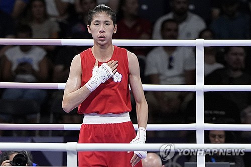 영국 스카이스포츠에 따르면 2024 파리 올림픽 여자 복싱 66kg급에서 준결승에 진출한 알제리 여자 복서 이마네 칼리프는 무분별한 비난과 협박을 중단해 줄 것을 부탁했다. 칼리피는 지난해 세계선수권대회에서 남성을 의미하는 XY 염색체를 가졌다는 이유로 실격 당한 뒤 파리 올림픽에 정상적으로 참가하면서 성별 논란에 휘말렸다. 연합뉴스