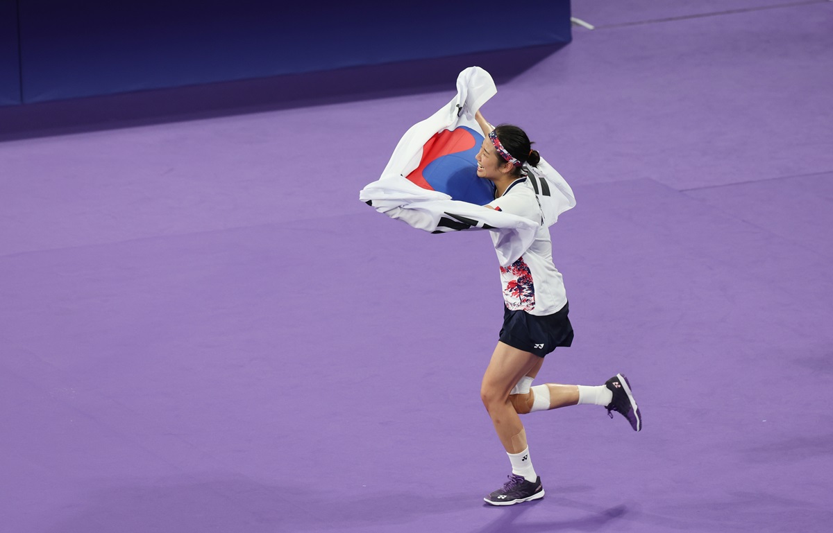 여자 배드민턴 세계랭킹 1위 안세영이  5일(한국시간) 프랑스 파리의 포르트드라샤펠 아레나에서 2024 파리 올림픽 배드민턴 여자 단식 결승전에서 세계랭킹 9위 중국의 허빙자오를 게임 스코어 2-0(21-13, 21-16)으로 꺾고 금메달을 차지했다. 사진 연합뉴스