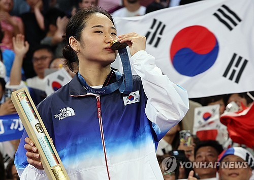 여자 배드민턴 세계랭킹 1위 안세영이  5일(한국시간) 프랑스 파리의 포르트드라샤펠 아레나에서 2024 파리 올림픽 배드민턴 여자 단식 결승전에서 세계랭킹 9위 중국의 허빙자오를 게임 스코어 2-0(21-13, 21-16)으로 꺾고 금메달을 차지했다. 사진 연합뉴스