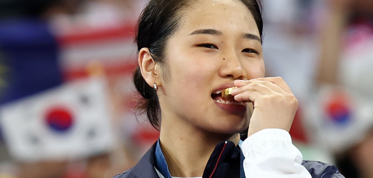 여자 배드민턴 세계랭킹 1위 안세영이 5일(한국시간) 프랑스 파리 포르트드라샤펠 경기장에서 열린 2024 파리 하계올림픽 배드민턴 여자 단식 결승에서 세계랭킹 9위 허빙자오를 게임 스코어 2-0(21-13 21-16)으로 완파하고 금메달을 따냈다. 다만 우승 확정 후 인터뷰를 통해 대한배드민턴협회와 이번 대회 준비 과정에서 갈등이 있었음을 시사하면서 향후 대표팀 은퇴 가능성도 내비쳤다. 사진 연합뉴스 