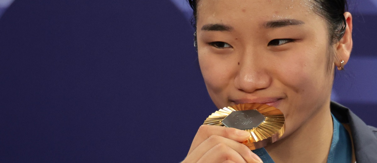 여자 배드민턴 세계랭킹 1위 안세영이 5일(한국시간) 프랑스 파리 포르트드라샤펠 경기장에서 열린 2024 파리 하계올림픽 배드민턴 여자 단식 결승에서 세계랭킹 9위 허빙자오를 게임 스코어 2-0(21-13 21-16)으로 완파하고 금메달을 따냈다. 다만 우승 확정 후 인터뷰를 통해 대한배드민턴협회와 이번 대회 준비 과정에서 갈등이 있었음을 시사하면서 향후 대표팀 은퇴 가능성도 내비쳤다. 사진 연합뉴스 