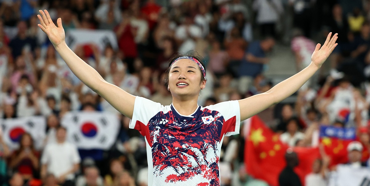 여자 배드민턴 세계랭킹 1위 안세영이 5일(한국시간) 프랑스 파리 포르트드라샤펠 경기장에서 열린 2024 파리 하계올림픽 배드민턴 여자 단식 결승에서 세계랭킹 9위 허빙자오를 게임 스코어 2-0(21-13 21-16)으로 완파하고 금메달을 따냈다. 다만 우승 확정 후 인터뷰를 통해 대한배드민턴협회와 이번 대회 준비 과정에서 갈등이 있었음을 시사하면서 향후 대표팀 은퇴 가능성도 내비쳤다. 사진 연합뉴스 