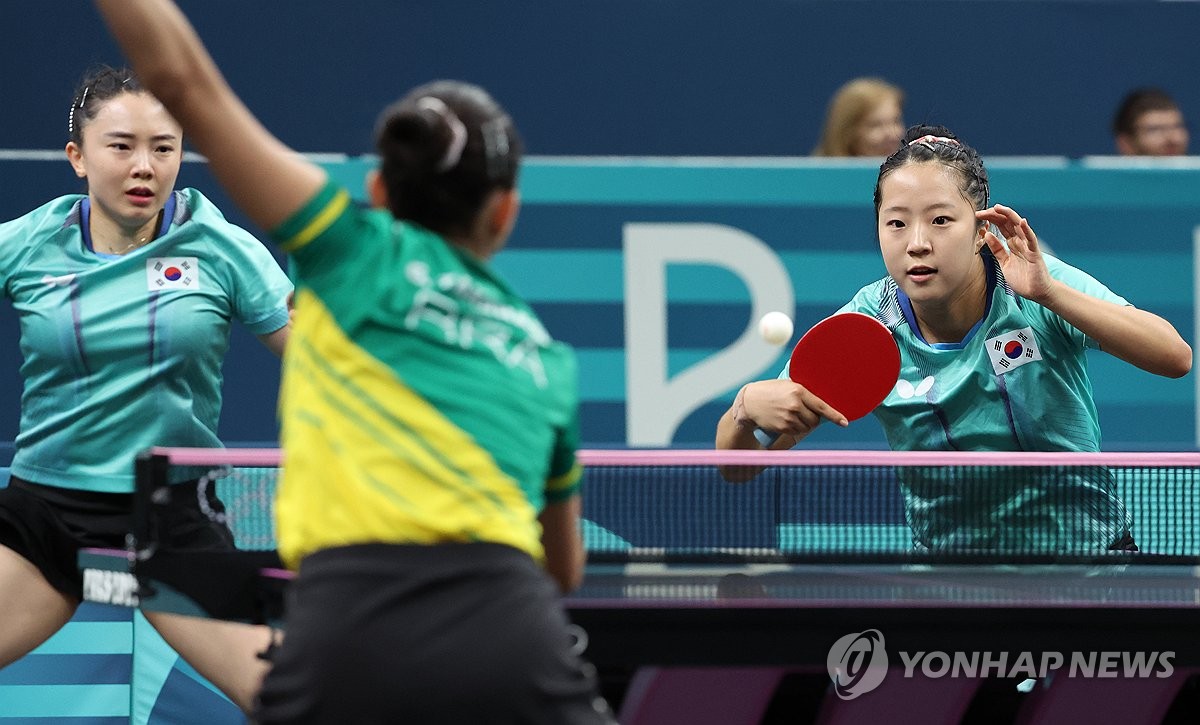 신유빈, 이은혜, 전지희로 팀을 꾸린 한국 여자 탁구대표팀이 6일 프랑스의 사우스 파리 아레나에서 열린 2024 파리 하계올림픽 탁구 여자 단체전 16강전에서 브라질에 매치 점수 3-1로 이겼다. 한국은 8강에서 북유럽 탁구 강호 스웨덴과 격돌한다. 스웨덴을 누르면 준결승에서 세계 최강 중국과 만난다. 신유빈과 전지희가 이날 여자복식에서 상대 공격을 받고 있다. 연합뉴스