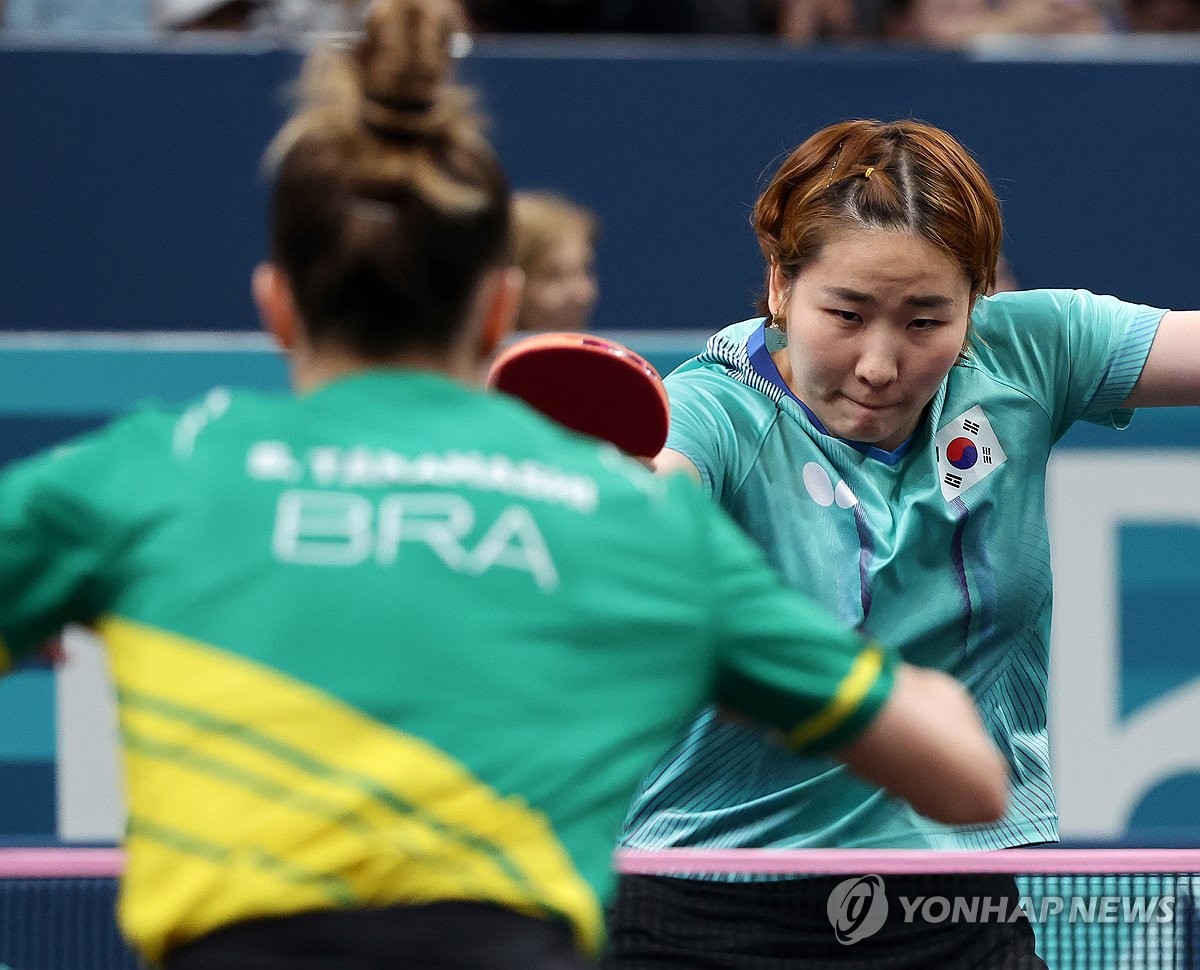 신유빈, 이은혜, 전지희로 팀을 꾸린 한국 여자 탁구대표팀이 6일 프랑스의 사우스 파리 아레나에서 열린 2024 파리 하계올림픽 탁구 여자 단체전 16강전에서 브라질에 매치 점수 3-1로 이겼다. 한국은 8강에서 북유럽 탁구 강호 스웨덴과 격돌한다. 스웨덴을 누르면 준결승에서 세계 최강 중국과 만난다. 이은혜가 이날 여자단식에서 공격을 하고 있다. 연합뉴스