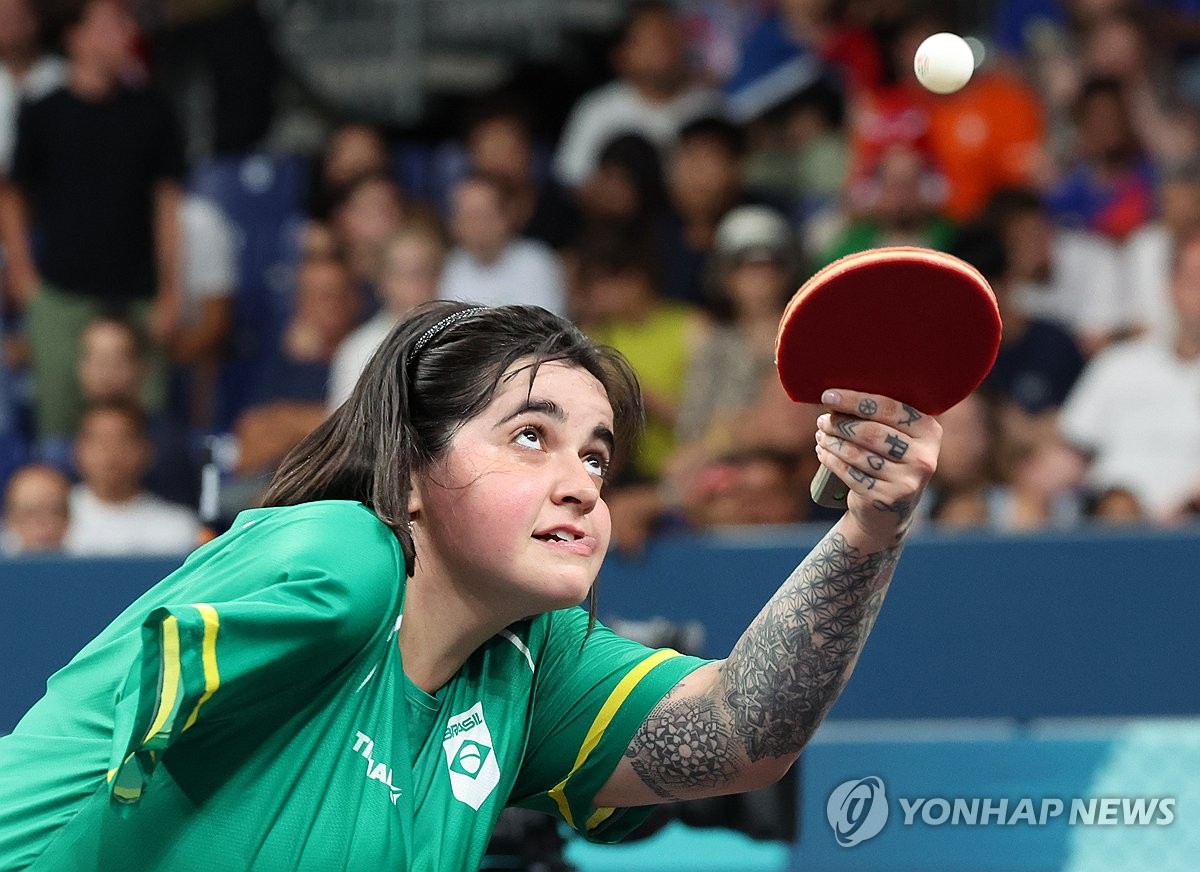 신유빈, 이은혜, 전지희로 팀을 꾸린 한국 여자 탁구대표팀이 6일 프랑스의 사우스 파리 아레나에서 열린 2024 파리 하계올림픽 탁구 여자 단체전 16강전에서 브라질에 매치 점수 3-1로 이겼다. 한국은 8강에서 북유럽 탁구 강호 스웨덴과 격돌한다. 스웨덴을 누르면 준결승에서 세계 최강 중국과 만난다. 올림픽과 패럴림픽에 모두 나서는 브루나 알레산드르가 이은혜를 상대로 공격하고 있다. 연합뉴스