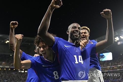 프랑스가 이집트를 꺾고 자국에서 열린 2024 파리 하계올림픽 남자 축구 결승전에 진출했다. 지난해 11월 프랑스에서 치러진 한국과의 평가전에서 정상빈에게 멀티골을 실점하며 0-3 대패를 당했던 프랑스는 약 반 년간 절치부심한 끝에 새로운 팀으로 변신, 이번 대회에서 저력을 선보이며 40년 만의 올림픽 금메달 획득을 목전에 두고 있다. 사진 연합뉴스