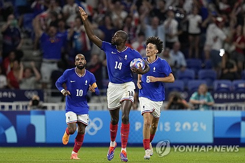 프랑스가 이집트를 꺾고 자국에서 열린 2024 파리 하계올림픽 남자 축구 결승전에 진출했다. 지난해 11월 프랑스에서 치러진 한국과의 평가전에서 정상빈에게 멀티골을 실점하며 0-3 대패를 당했던 프랑스는 약 반 년간 절치부심한 끝에 새로운 팀으로 변신, 이번 대회에서 저력을 선보이며 40년 만의 올림픽 금메달 획득을 목전에 두고 있다. 사진 연합뉴스