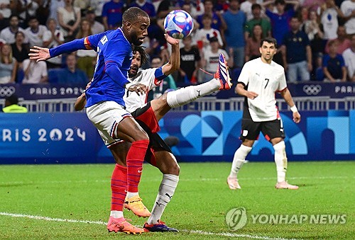 프랑스가 이집트를 꺾고 자국에서 열린 2024 파리 하계올림픽 남자 축구 결승전에 진출했다. 지난해 11월 프랑스에서 치러진 한국과의 평가전에서 정상빈에게 멀티골을 실점하며 0-3 대패를 당했던 프랑스는 약 반 년간 절치부심한 끝에 새로운 팀으로 변신, 이번 대회에서 저력을 선보이며 40년 만의 올림픽 금메달 획득을 목전에 두고 있다. 사진 연합뉴스