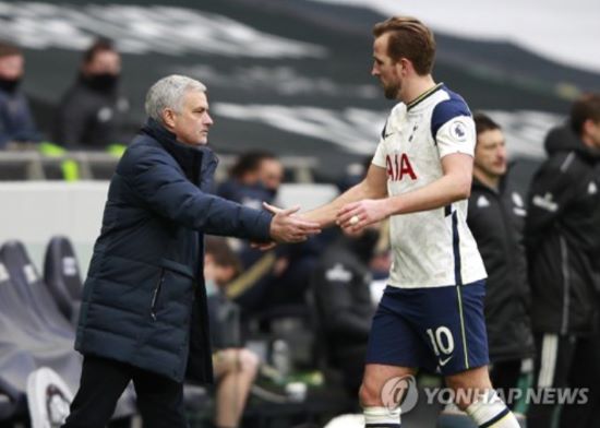 영국 매체 '풋볼 런던'은 6일(한국시간) 무리뉴가 유럽축구연맹(UEFA) 챔피언스리그 예선 조 추첨 이후 토트넘을 공개 저격했다고 전했다. 연합뉴스