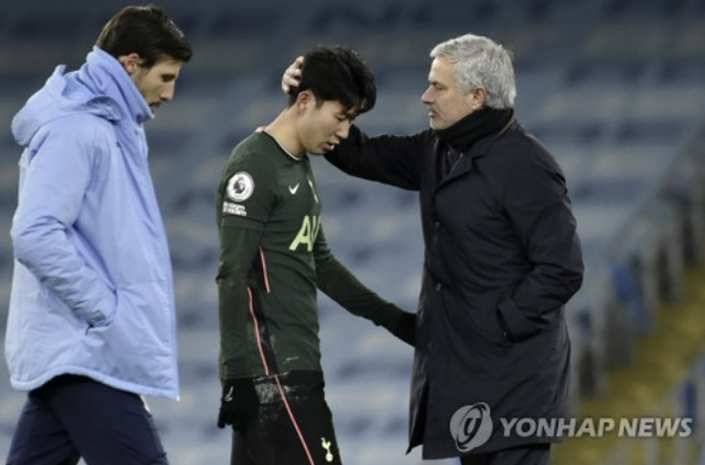 조세 무리뉴 감독은 토트넘 홋스퍼에 완전히 정이 떨어진 듯하다. 유럽축구연맹(UEFA) 챔피언스리그 예선을 치르고 있는 무리뉴 감독이 과거 토트넘에서 겪었던 경험을 전부 잊었다면서 토트넘에 대해 무심한 모습을 다시 한번 보여줬다. 무리뉴 감독이 토트넘과 관련해 부정적인 감정을 드러낸 것이 이번이 처음은 아니다. 사진 연합뉴스