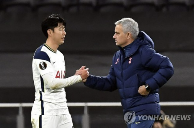 조세 무리뉴 감독은 토트넘 홋스퍼에 완전히 정이 떨어진 듯하다. 유럽축구연맹(UEFA) 챔피언스리그 예선을 치르고 있는 무리뉴 감독이 과거 토트넘에서 겪었던 경험을 전부 잊었다면서 토트넘에 대해 무심한 모습을 다시 한번 보여줬다. 무리뉴 감독이 토트넘과 관련해 부정적인 감정을 드러낸 것이 이번이 처음은 아니다. 사진 연합뉴스