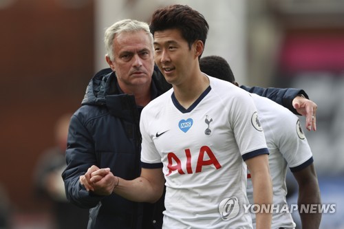 조세 무리뉴 감독은 토트넘 홋스퍼에 완전히 정이 떨어진 듯하다. 유럽축구연맹(UEFA) 챔피언스리그 예선을 치르고 있는 무리뉴 감독이 과거 토트넘에서 겪었던 경험을 전부 잊었다면서 토트넘에 대해 무심한 모습을 다시 한번 보여줬다. 무리뉴 감독이 토트넘과 관련해 부정적인 감정을 드러낸 것이 이번이 처음은 아니다. 사진 연합뉴스