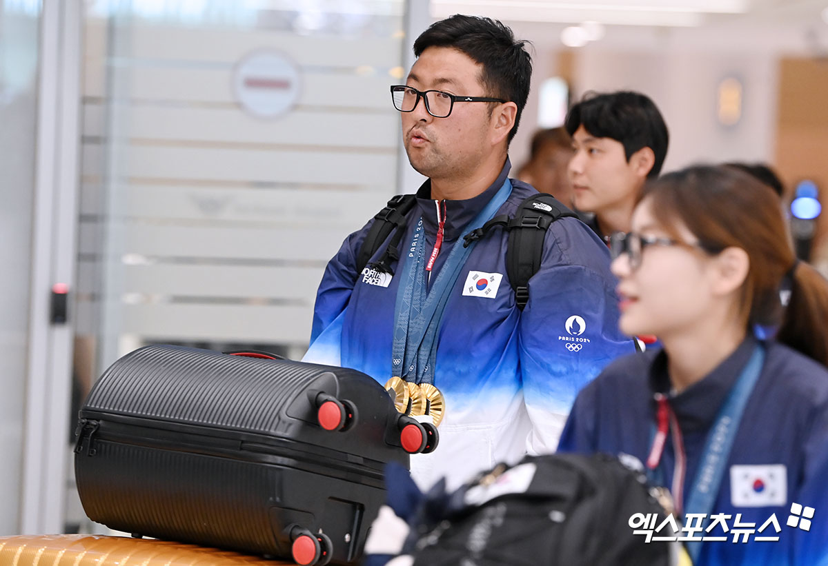 (엑스포츠뉴스 인천공항, 김한준 기자) 2024 파리 올림픽에서 양궁 전종목 금메달을 모두 차지하는 대기록을 작성한 대한민국 양궁대표팀(김우진, 이우석, 김제덕, 전훈영, 임시현, 남수현)이 6일 오전 인천국제공항을 통해 귀국했다.  출국장을 빠져나오는 양궁대표팀 김우진.  김한준 기자 kowel@xportsnews.com