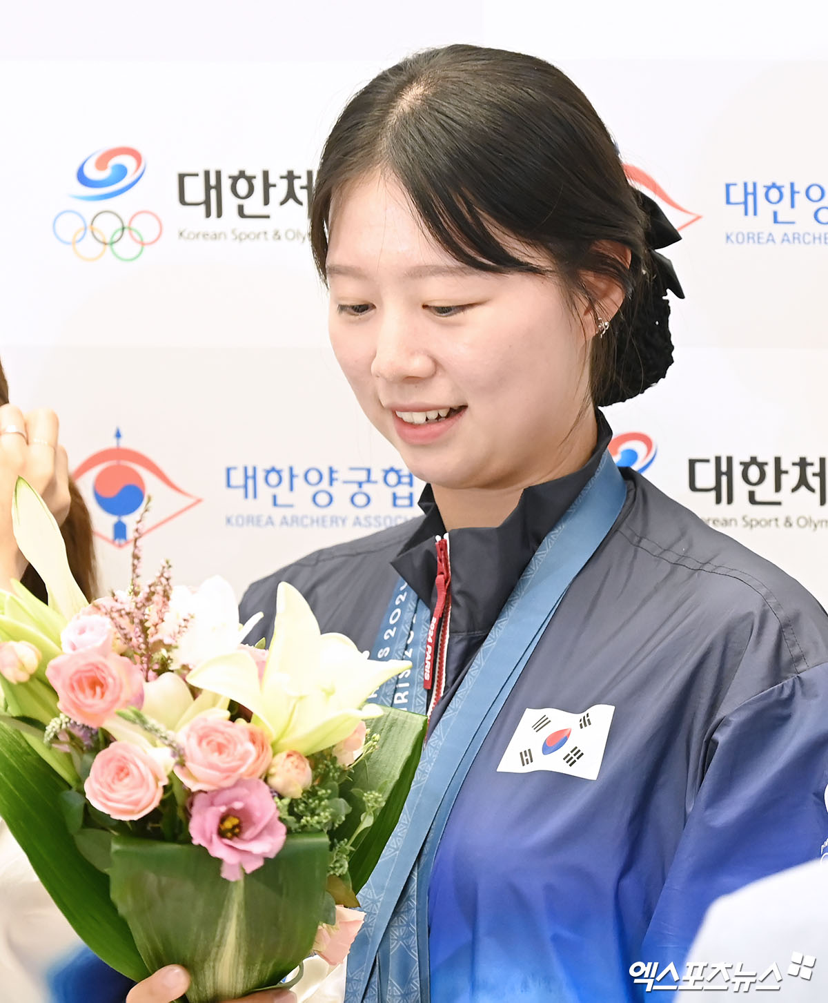 (엑스포츠뉴스 인천공항, 김한준 기자) 2024 파리 올림픽에서 양궁 전종목 금메달을 모두 차지하는 대기록을 작성한 대한민국 양궁대표팀(김우진, 이우석, 김제덕, 전훈영, 임시현, 남수현)이 6일 오전 인천국제공항을 통해 귀국했다.  출국장을 빠져나오는 양궁대표팀 임시현.  김한준 기자 kowel@xportsnews.com