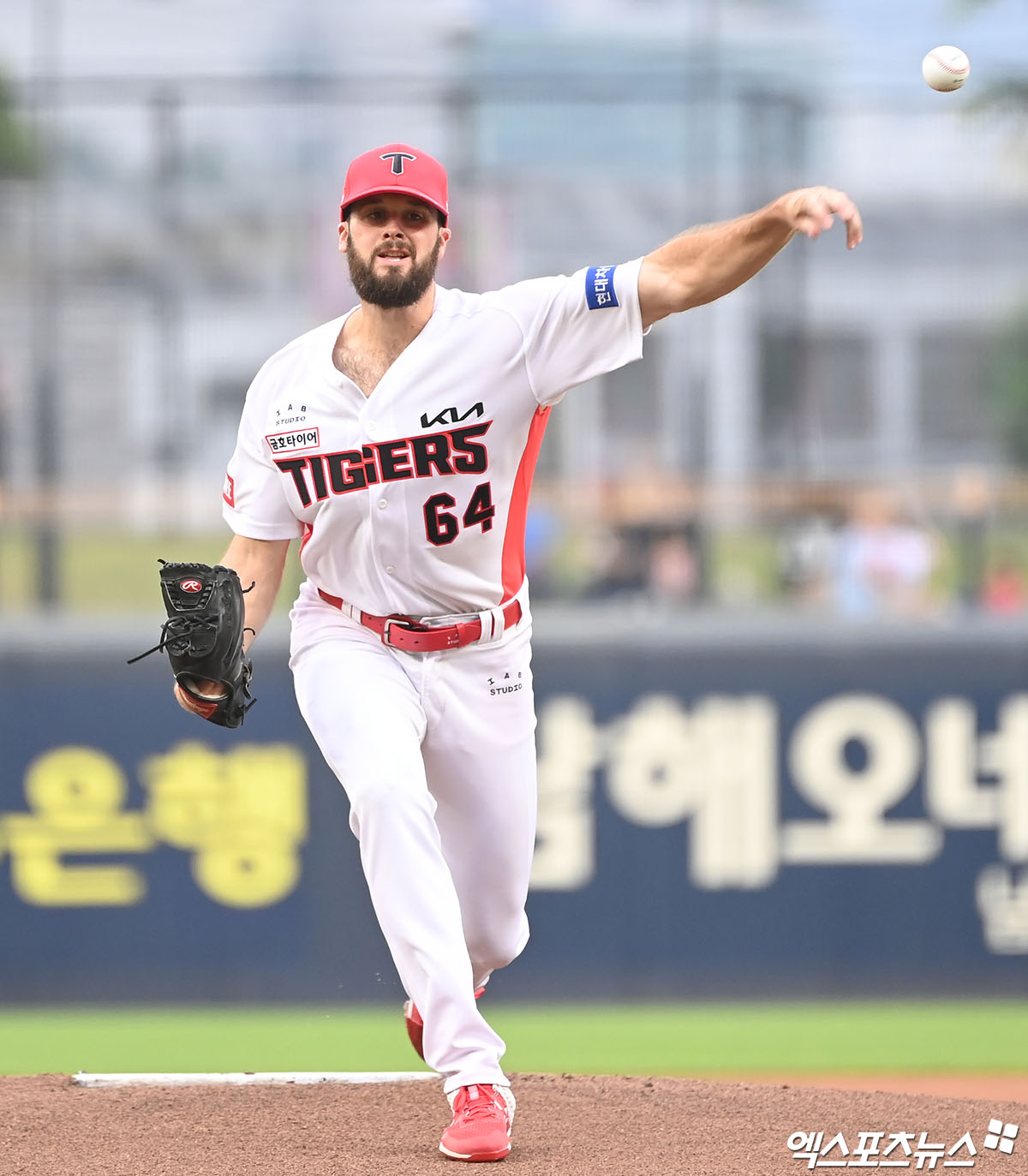 20일 오후 광주기아챔피언스필드에서 열린 '2024 신한 SOL Bank KBO리그' LG 트윈스와 KIA 타이거즈의 경기, 1회초 KIA 선발투수 알드레드가 공을 힘차게 던지고 있다. 엑스포츠뉴스 DB