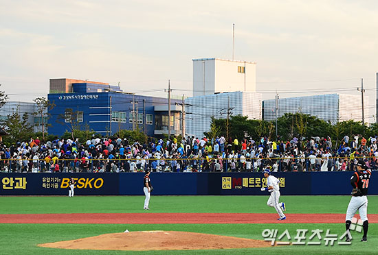 3일 오후 경북 포항시 대도동 포항야구장에서 열린 '2015 타이어뱅크 KBO리그' 롯데 자이언츠와 삼성 라이온즈의 경기, 3회말 2사 삼성 이승엽이 KBO리그 최초 400호 홈런을 날린 후 그라운드를 돌고 있다. 엑스포츠뉴스 DB