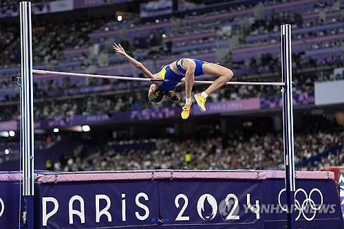 미국 ABC뉴스에 따르면  2024 파리 올림픽 여자 높이뛰기에서 금메달을 목에 건 우크라이나의 야로슬로바 마후치크는 러시아의 공습을 받고 있는 조국의 참상을 알리기 위해 목소리를 높였다. 그는 올림픽 기간에도 조국이 러시아의 공격을 받고 있으며 이로 인해 자신은 조국을 떠나 해외에서 훈련을 받아야 했다고 밝혔다. 연합뉴스