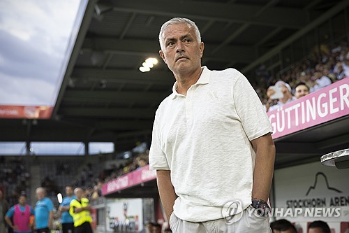 영국 매체 '풋볼 런던'은 6일(한국시간) 무리뉴가 유럽축구연맹(UEFA) 챔피언스리그 예선 조 추첨 이후 토트넘을 공개 저격했다고 전했다. 연합뉴스