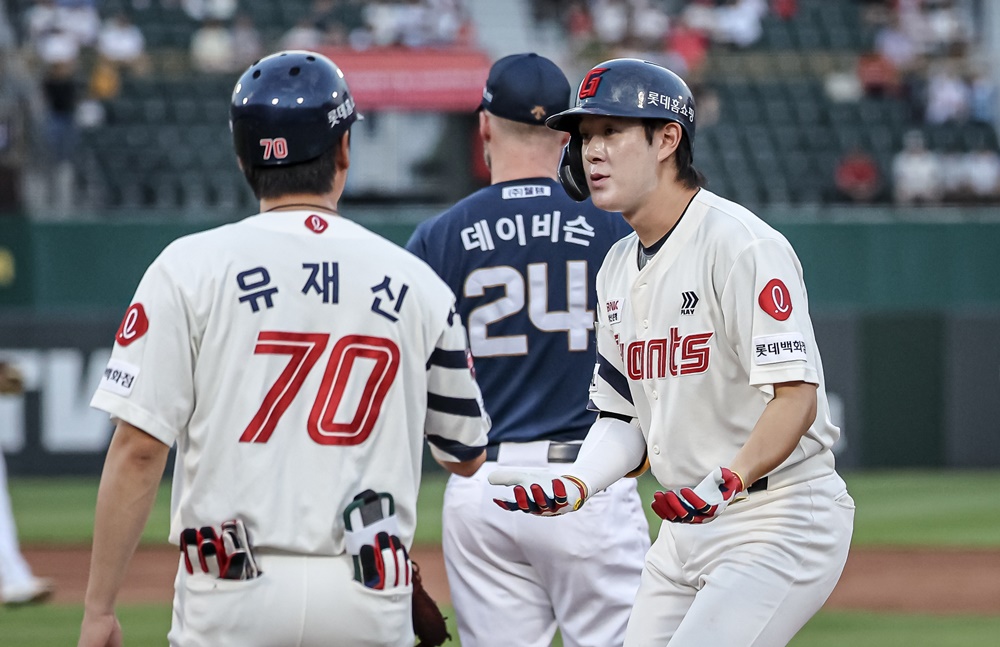 롯데 내야수 나승엽(오른쪽)은 6일 사직구장에서 열린 '2024 신한 SOL Bank KBO 리그' NC와 주중 3연전 첫 경기에서 7번타자 1루수로 선발 출전했다. 8회말 1타점 적시타를 쳐 팀 승리에 힘을 보탰다. 롯데 자이언츠