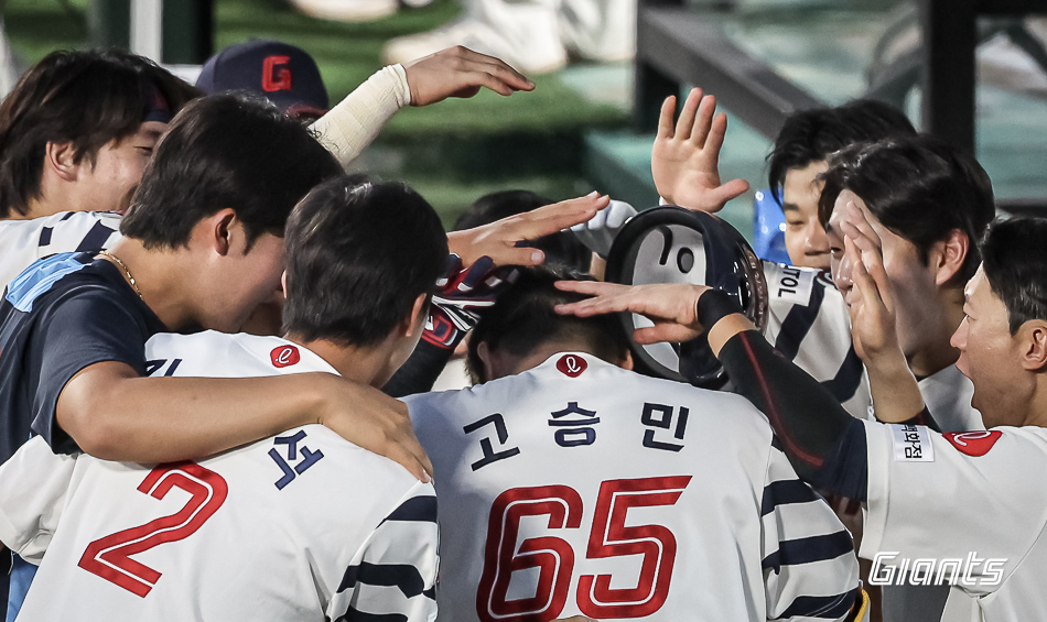 롯데 내야수 고승민(65번)은 6일 사직구장에서 열린 '2024 신한 SOL Bank KBO 리그' NC와 주중 3연전 첫 경기에서 2번타자 2루수로 선발 출전했다. 3회말 솔로포를 터트려 공격에 활력을 불어넣었다. 롯데 자이언츠